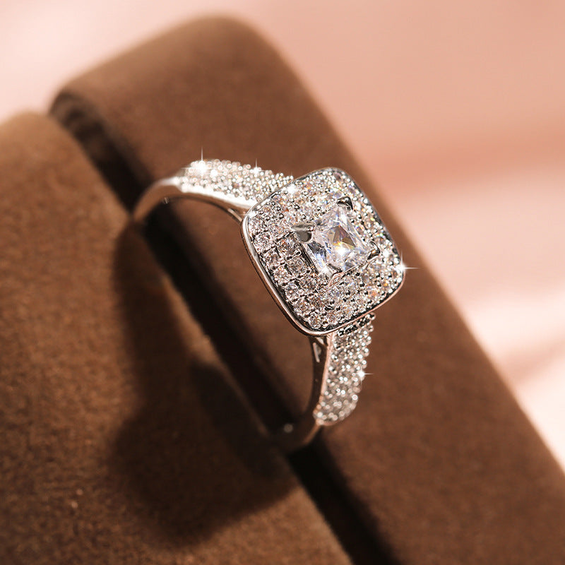 Classic Four-claw Round Zircon Engagement Ring