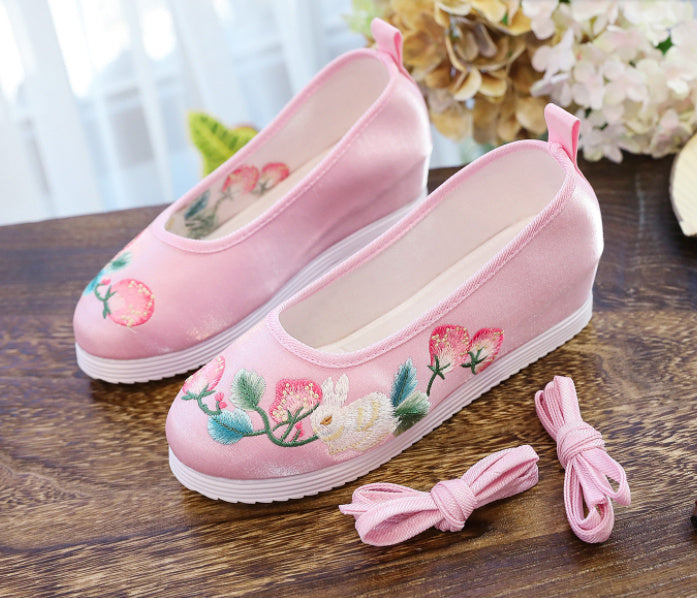 Spring And Autumn Antique Student Embroidered Cotton Shoes