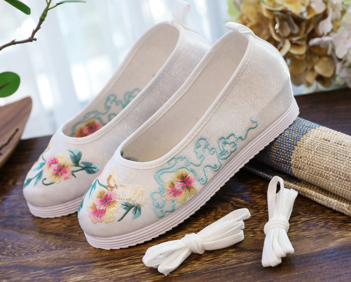 Spring And Autumn Antique Student Embroidered Cotton Shoes